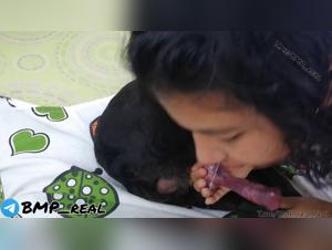 Une meuf suce et goutte le sperme de son chien