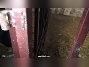 Selena se fait défoncer par chien