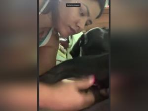 Junges Madchen fickt Hunden auf der Tierschule