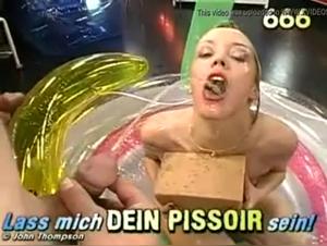 Salope suce chien fougueusement