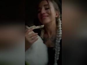 Sonia et son compagnon canin dans une scène de zoophilie intense