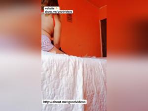 Fille joue avec chien & se fait baiser