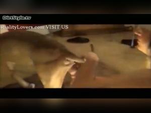 La Chaparra Se Goza con su Perro Mientras Sus Padres No Están