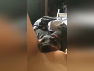 Mujer zorra se fode con perro