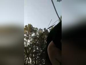 Salope baisée par son chien dans les buissons