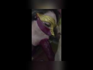 Une femme masque et suce la grosse bite de son chien