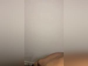 Mädchen besueckt Hund