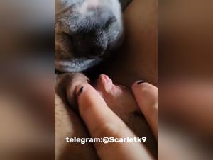 la douceur féline : teen baisée par chien