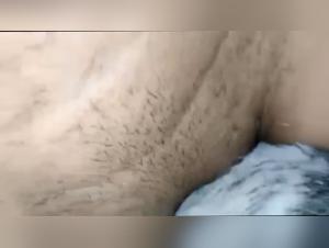 Mulier divertida se lina con su perro: una escena sexual animada y erotica