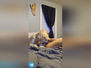 Hund leckt Teen-Pfötchen