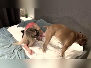 Sonya Blonde Baise Chien