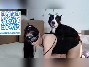Maskierte Latina wird vom Hund vergewaltigt