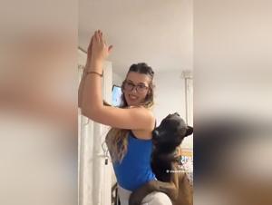 Tiktok chien baise femme vidéo hardcore