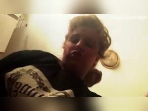 Meuf baise chien hardcore
