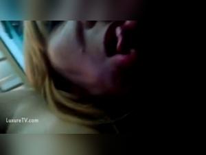 Mujer a la que le encanta chuparle a su perro en un video de zoofilia