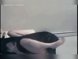 Lei trova un grande piacere a farsi fottere dal suo cane