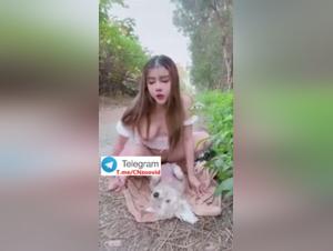 Asiatische Schlampe und Hund 1