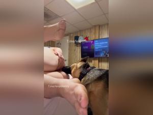 Mom gets her asshole eaten by her dog