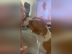 Ukrainische Frau knutscht und vergewaltigt ihren Hund