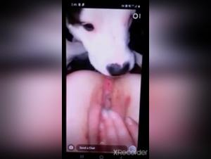 Una chica se deja lamer por su perro