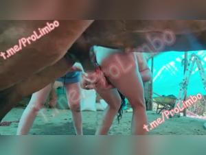 Valeria & Coral: Pferd vergewaltigt Frauen