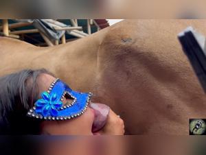 Extremer Puppissierung durch einen asiatischen Knaben