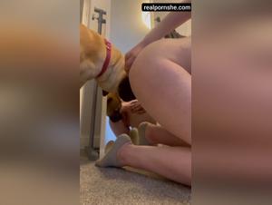 chica joven sexo perro casero