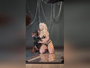 modelo cosplay sucumbe al deseo con su perro