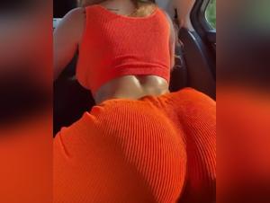 Elylabella und ihr Hundebegleiter in einem intensiven Zoophilie-Video