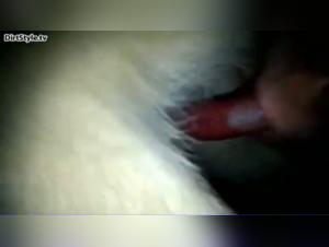 Chica juega y se deja bañar por su perro