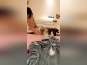 Puta asiática cabalga un perro - XXX Hardcore