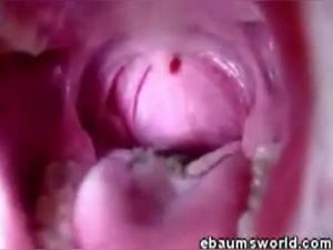 Bestialische Begegnung: Frau und Eidechse