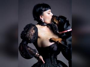 Valerie goth : baise canine passionnée
