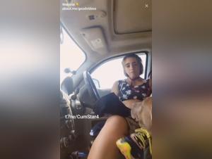 Mylène se fait baiser par son chien en direct