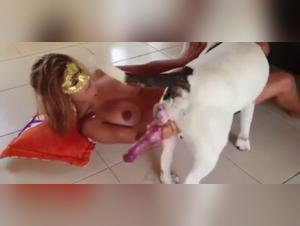 Hund Sex - Frau Knetet sich dem Tier