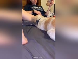 Rothaarige Frau masturbiert mit einem Hund