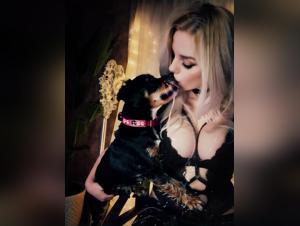 Alina, la blonde XXL, léche passionnément un chien qui bave