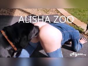 blonde verführt ihren hund im freien