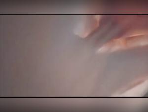 Vidéo de Sexe avec un Chien : 18yo College Teen en Robe de Noël